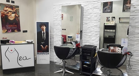 Interno del salone Mea Parrucchieri a Torino, Piemonte, IT, con postazioni moderne e arredi eleganti.