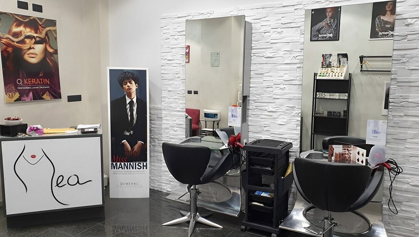 Interno di Mea Parrucchieri a Torino, Piemonte, IT con posti styling moderni e alla moda.