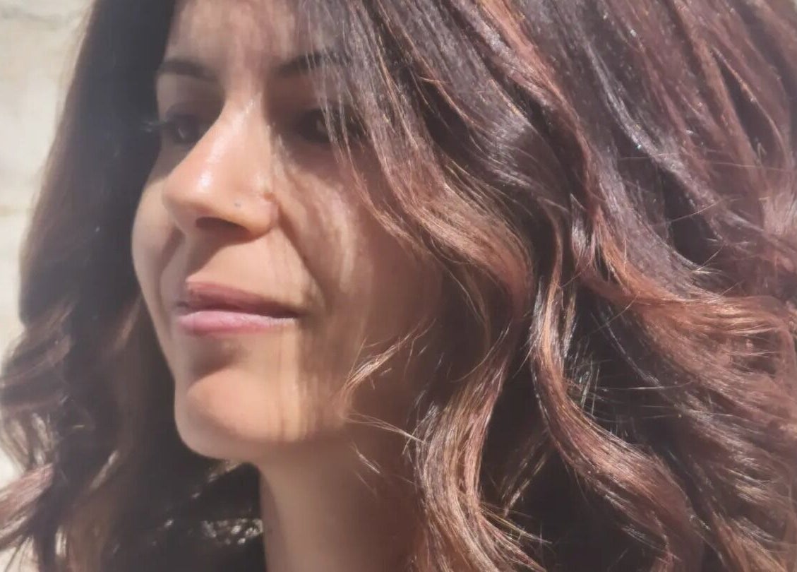 Donna con capelli ondulati e sorriso a Mea Parrucchieri, Torino, Piemonte, IT.