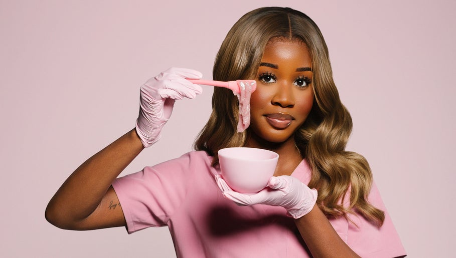 Esthéticienne chez Dollsbytash à Montréal, Québec, CA, préparant un soin du visage élégant.