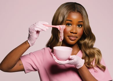 Esthéticienne chez Dollsbytash à Montréal, Québec, CA, préparant un soin du visage élégant.