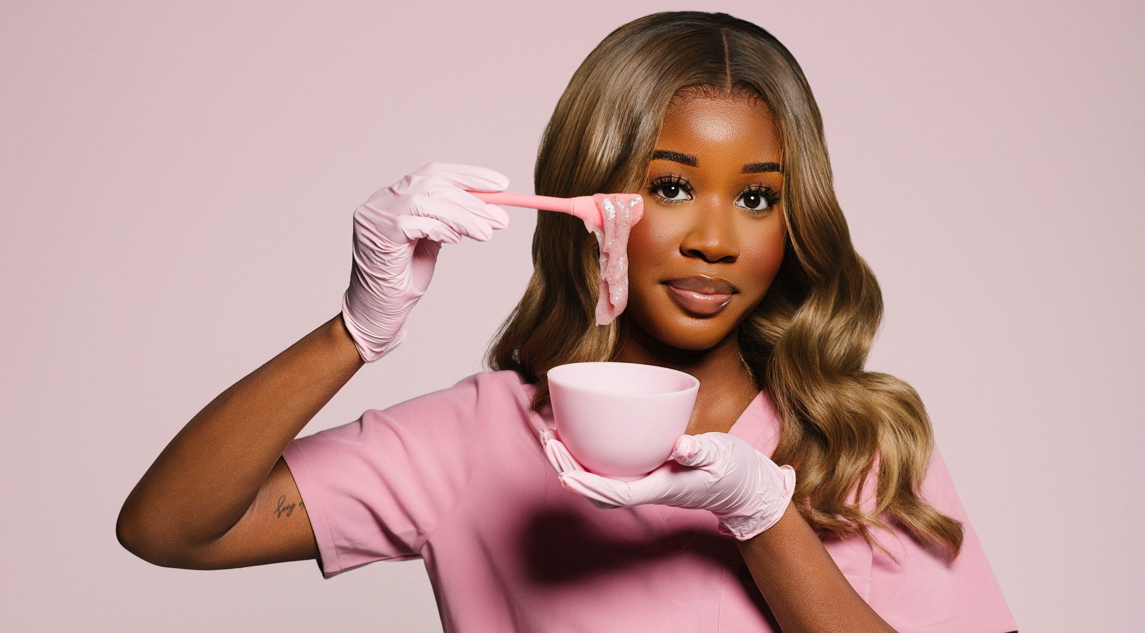 Esthéticienne chez Dollsbytash à Montréal, Québec, CA, préparant un soin du visage élégant.