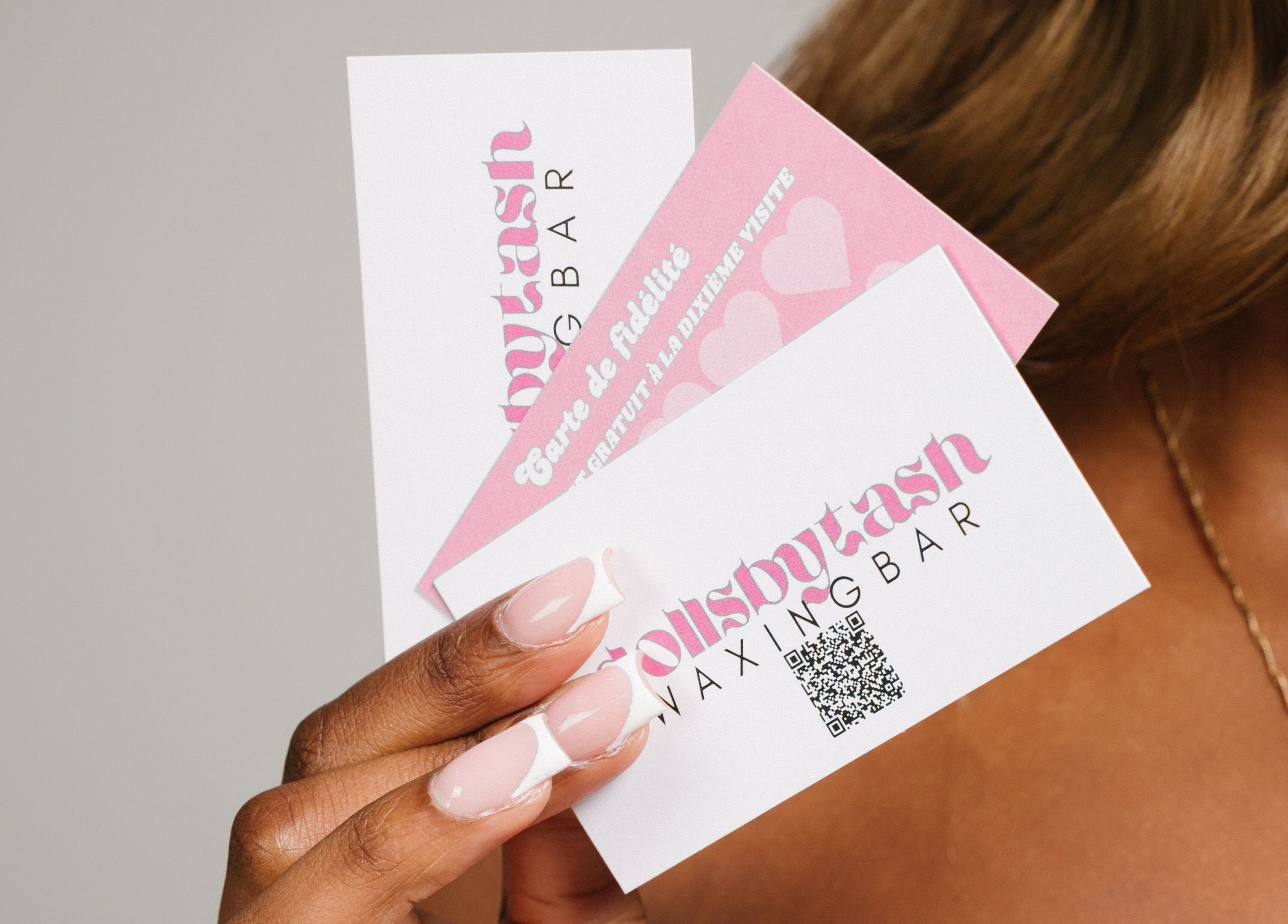 Cartes de fidélité élégantes de Dollsbytash à Montréal, Québec, CA, tenues par une main manucurée.