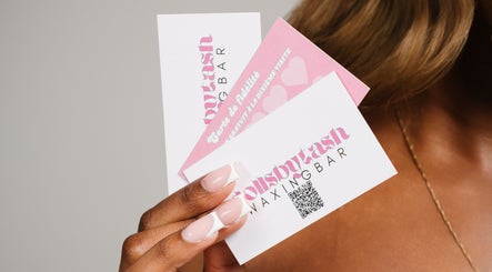 Cartes de fidélité élégantes de Dollsbytash à Montréal, Québec, CA, tenues par une main manucurée.