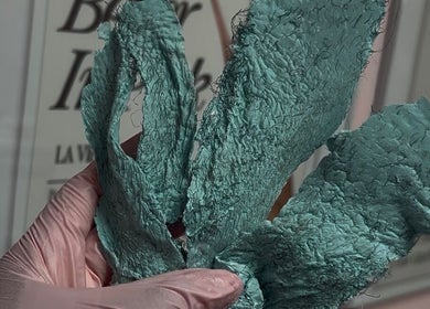 Peau exfoliée à Dollsbytash, Montréal, Québec, CA, montrant un soin esthétique avancé.