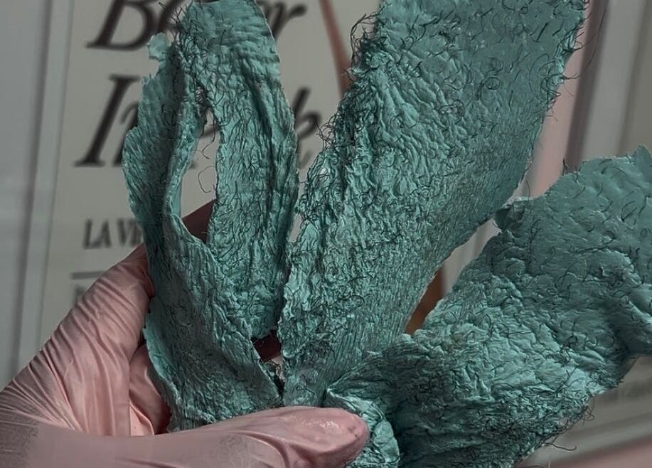 Peau exfoliée à Dollsbytash, Montréal, Québec, CA, montrant un soin esthétique avancé.