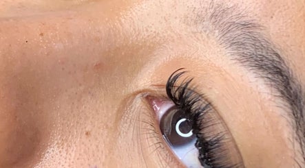 Onnaluxe | Lash & Beauty Studio image 2