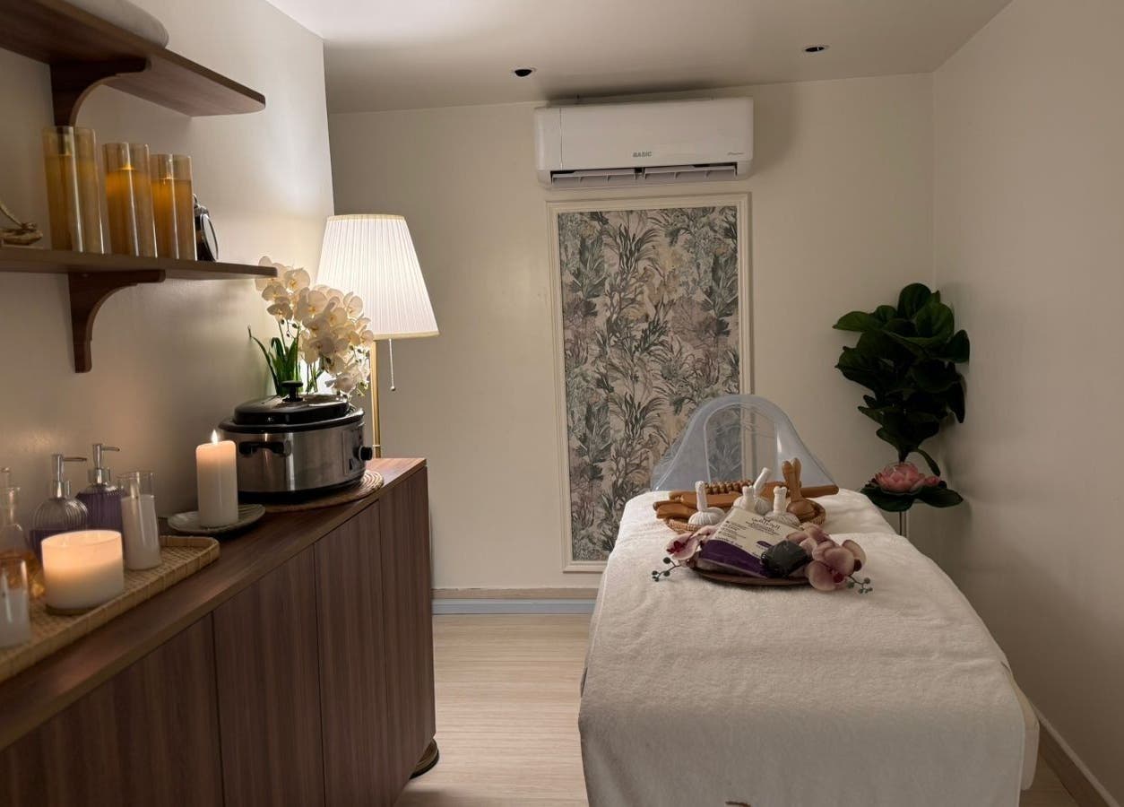 Relaxing spa room at Rosoleen Beauty&Spa صالون روزولين, الرياض, Riyadh Province, SA with candles and massage table.