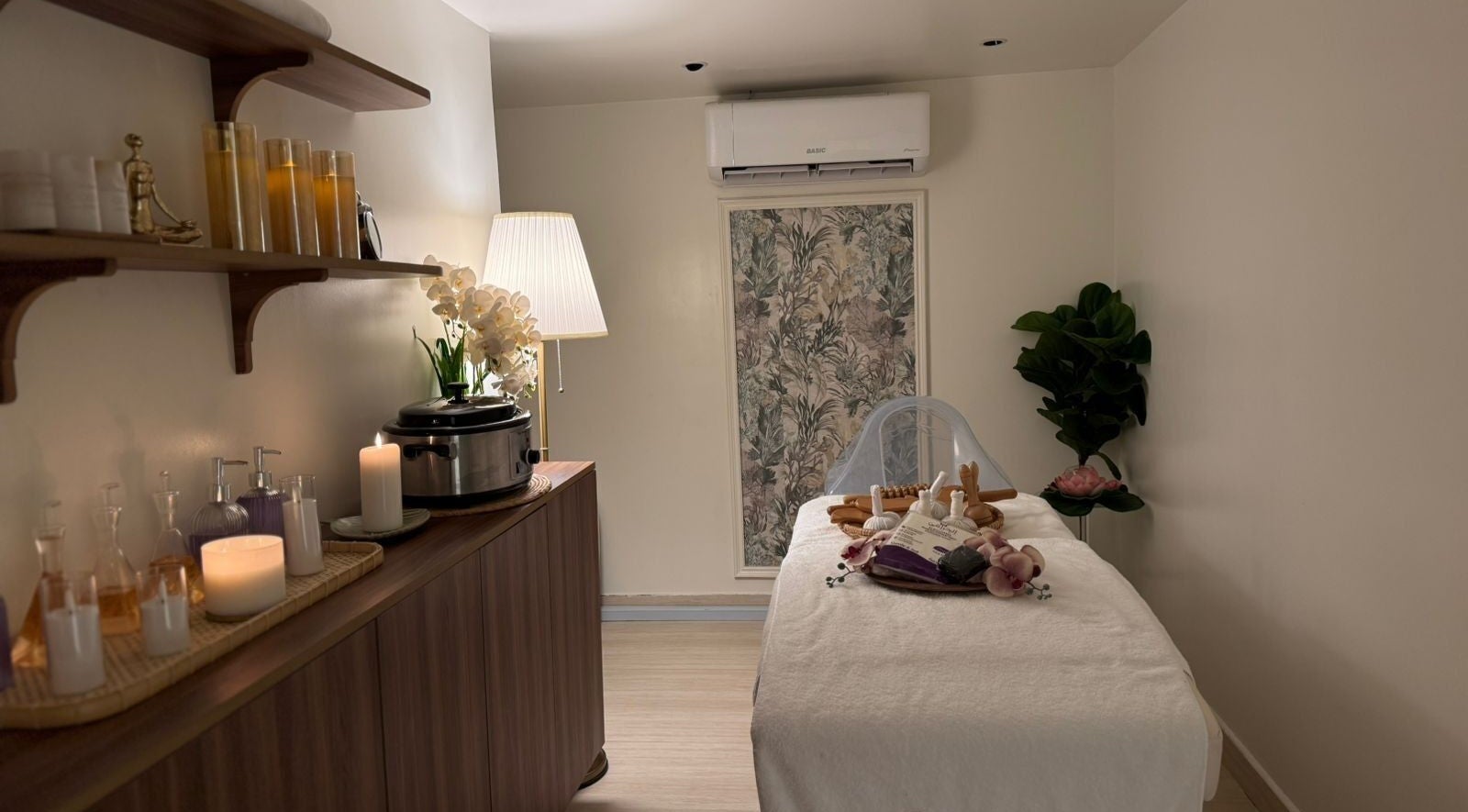 Relaxing spa room at Rosoleen Beauty&Spa صالون روزولين, الرياض, Riyadh Province, SA with candles and massage table.