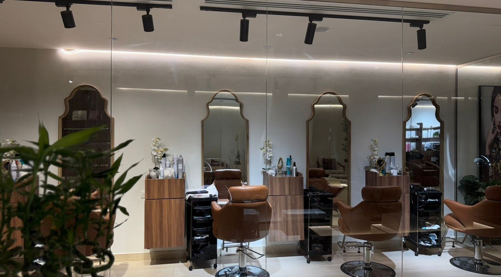Modern salon interior with mirrors at Rosoleen Beauty&Spa صالون روزولين, الرياض, Riyadh Province, SA.
