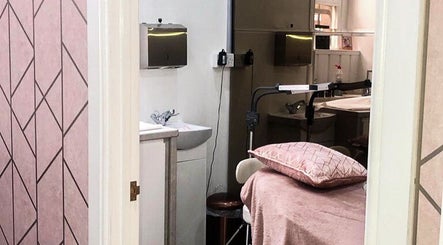 Niche Brow Bar image 2