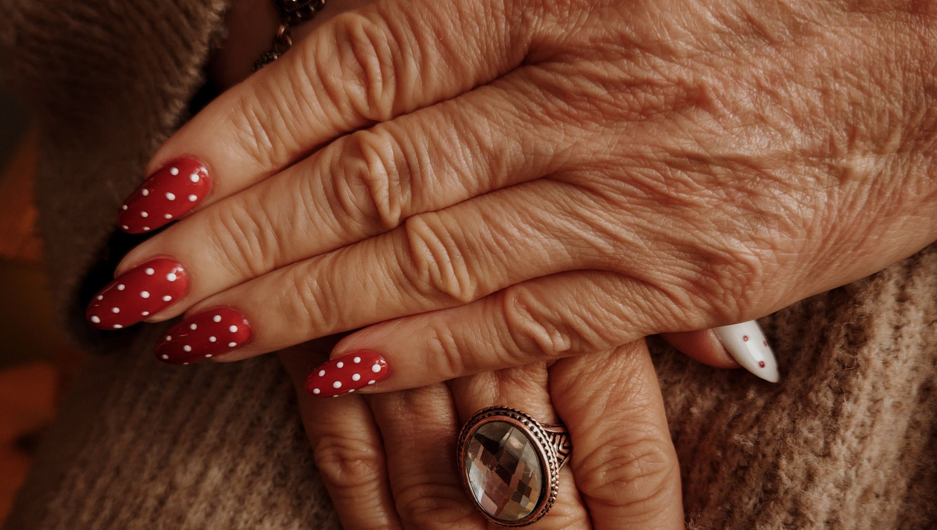Manicure chic à pois rouges et blancs au Le Petit Atelier, Saint-aubin-de-médoc, Nouvelle-aquitaine, FR.