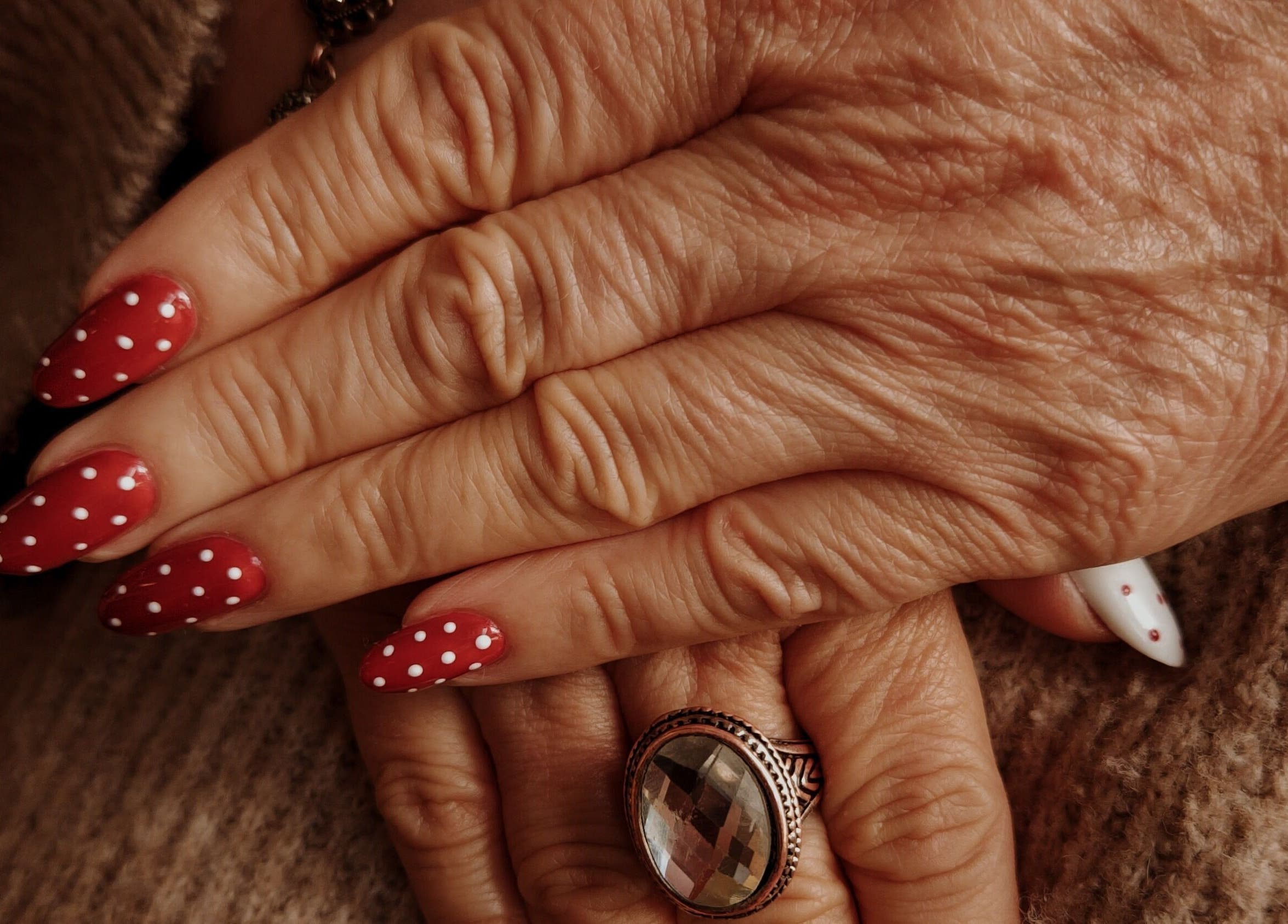 Manicure chic à pois rouges et blancs au Le Petit Atelier, Saint-aubin-de-médoc, Nouvelle-aquitaine, FR.