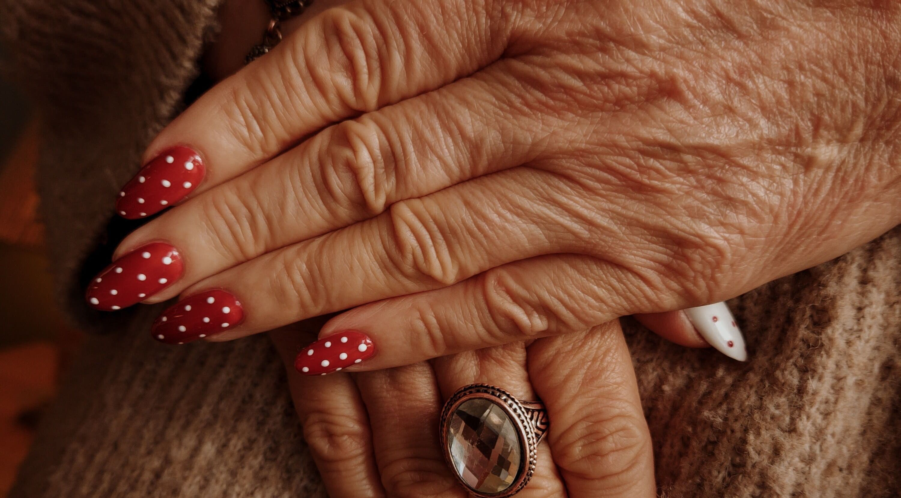 Manicure chic à pois rouges et blancs au Le Petit Atelier, Saint-aubin-de-médoc, Nouvelle-aquitaine, FR.