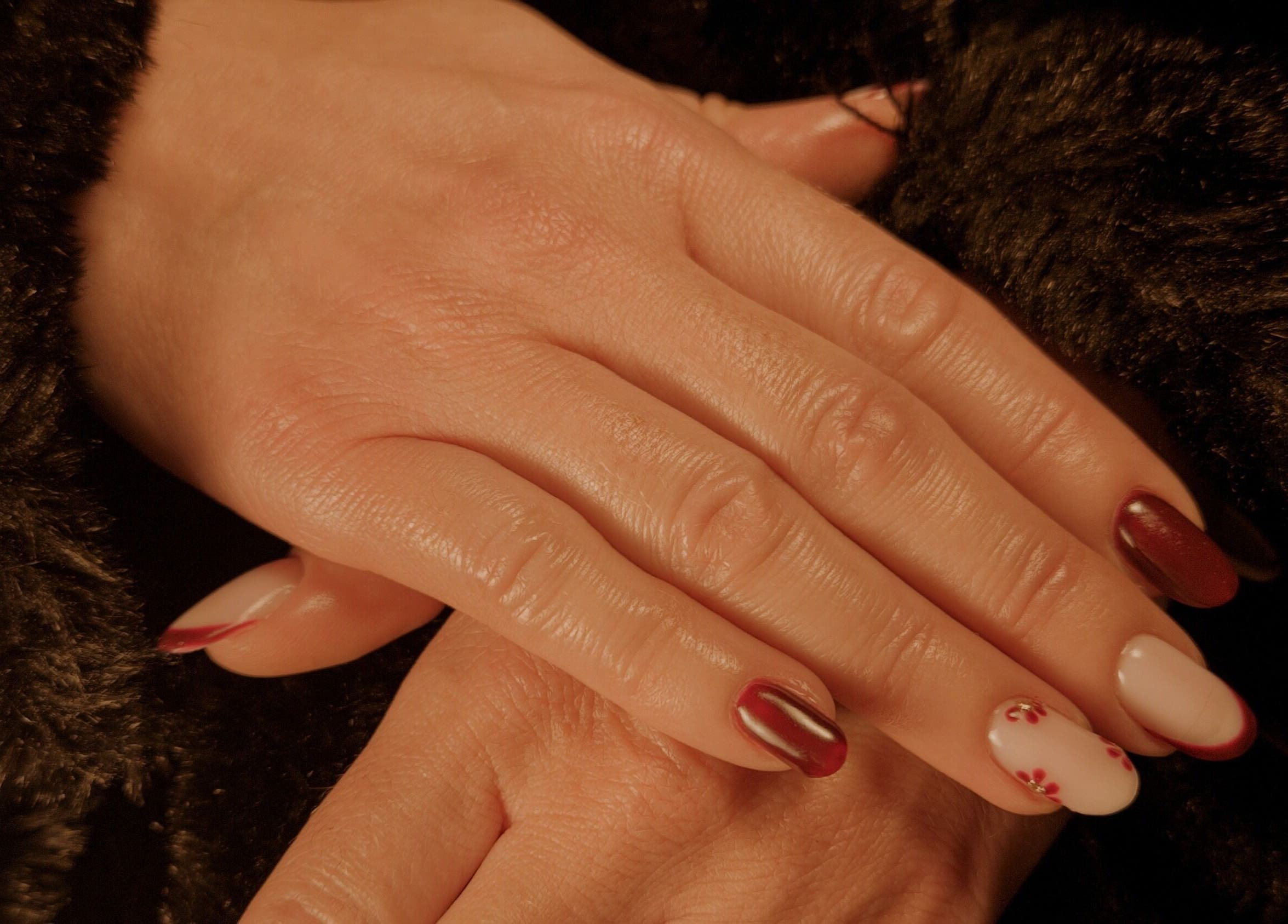 Manucure élégante à Le Petit Atelier, Saint-aubin-de-médoc, Nouvelle-aquitaine, FR, mise en valeur par un design floral.