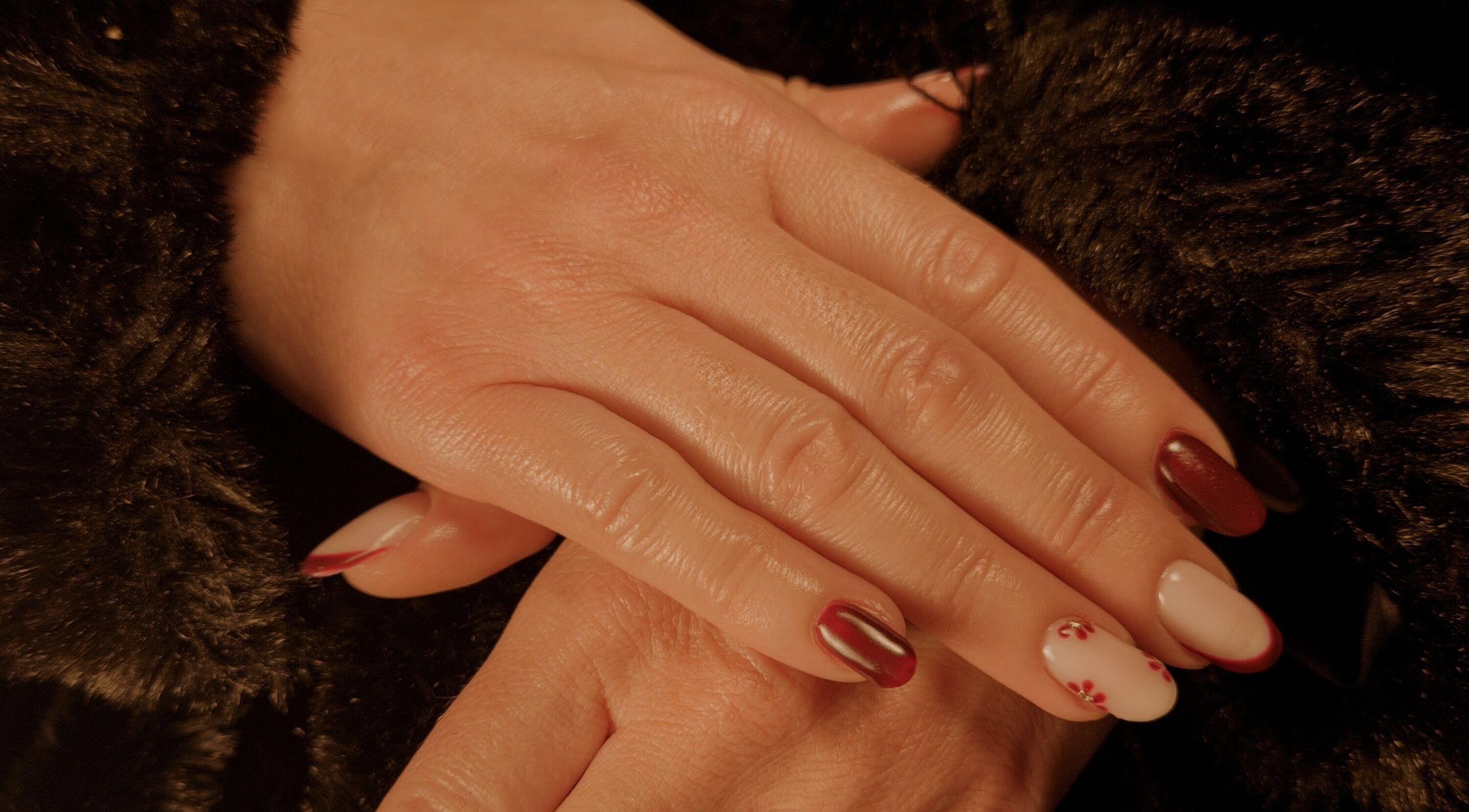 Manucure élégante à Le Petit Atelier, Saint-aubin-de-médoc, Nouvelle-aquitaine, FR, mise en valeur par un design floral.