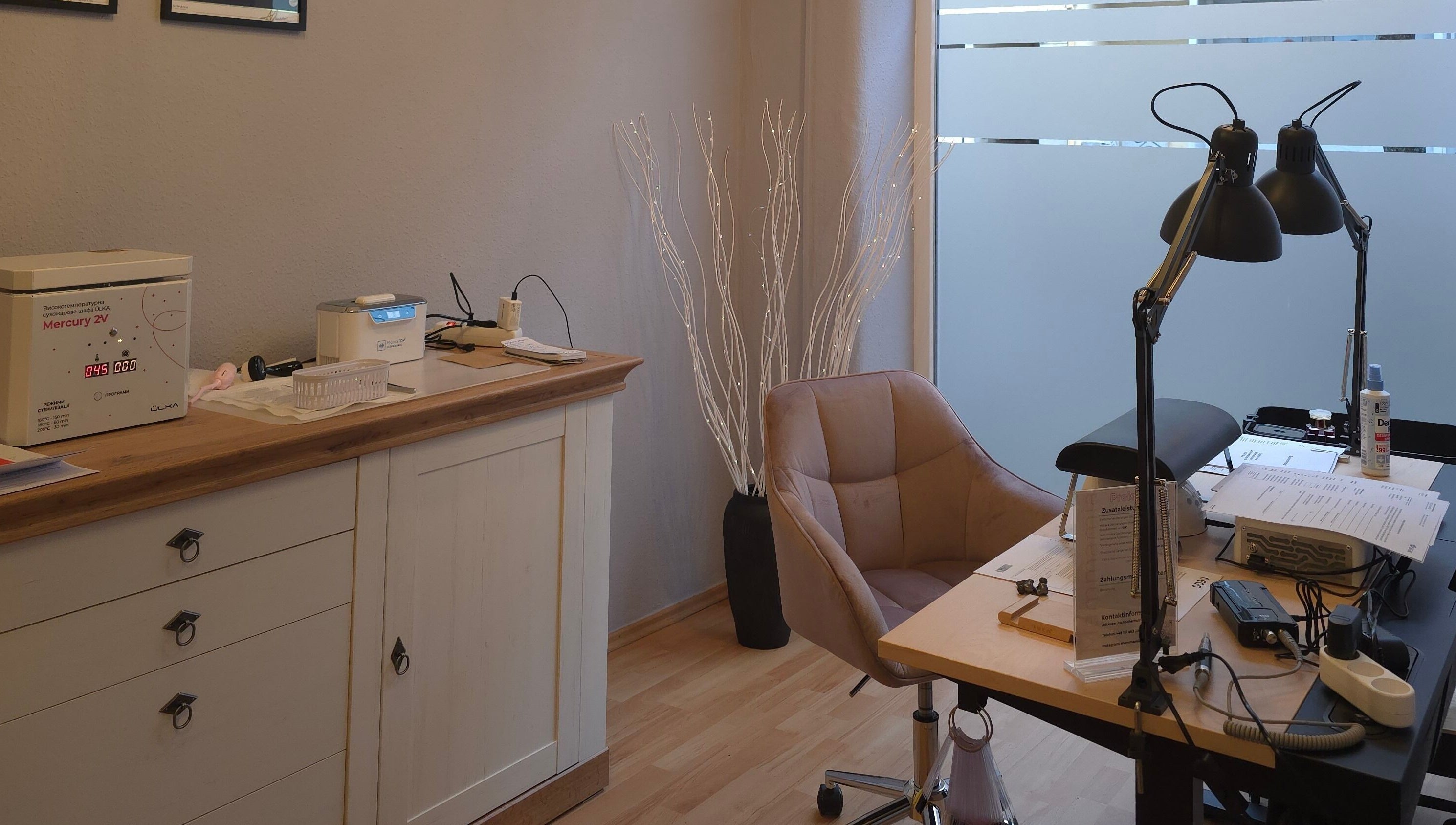 Eleganter Arbeitsbereich bei Mammamia Nails, Gera, Thüringen, DE zeigt moderne Nagelpflegeeinrichtung.