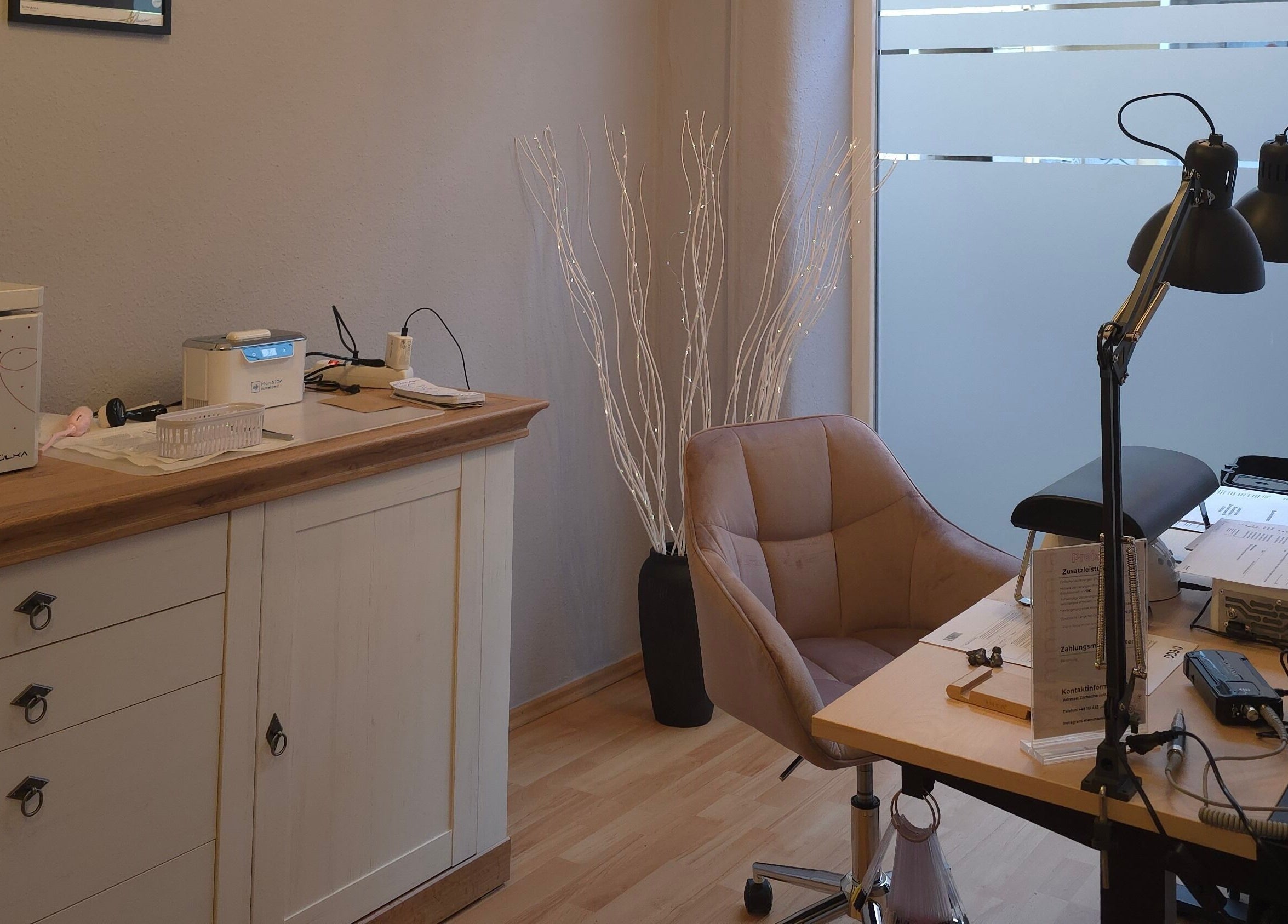 Eleganter Arbeitsbereich bei Mammamia Nails, Gera, Thüringen, DE zeigt moderne Nagelpflegeeinrichtung.