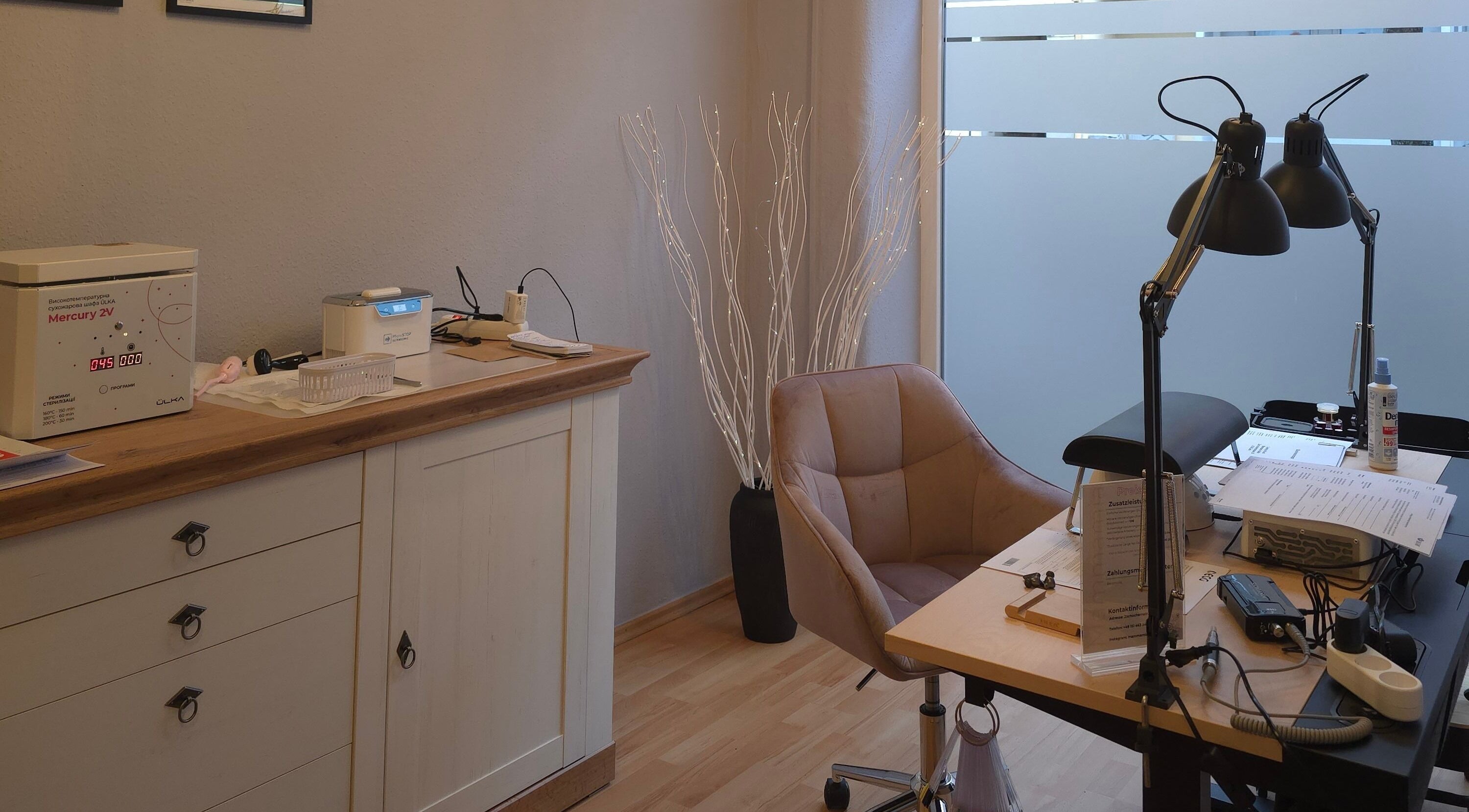 Eleganter Arbeitsbereich bei Mammamia Nails, Gera, Thüringen, DE zeigt moderne Nagelpflegeeinrichtung.