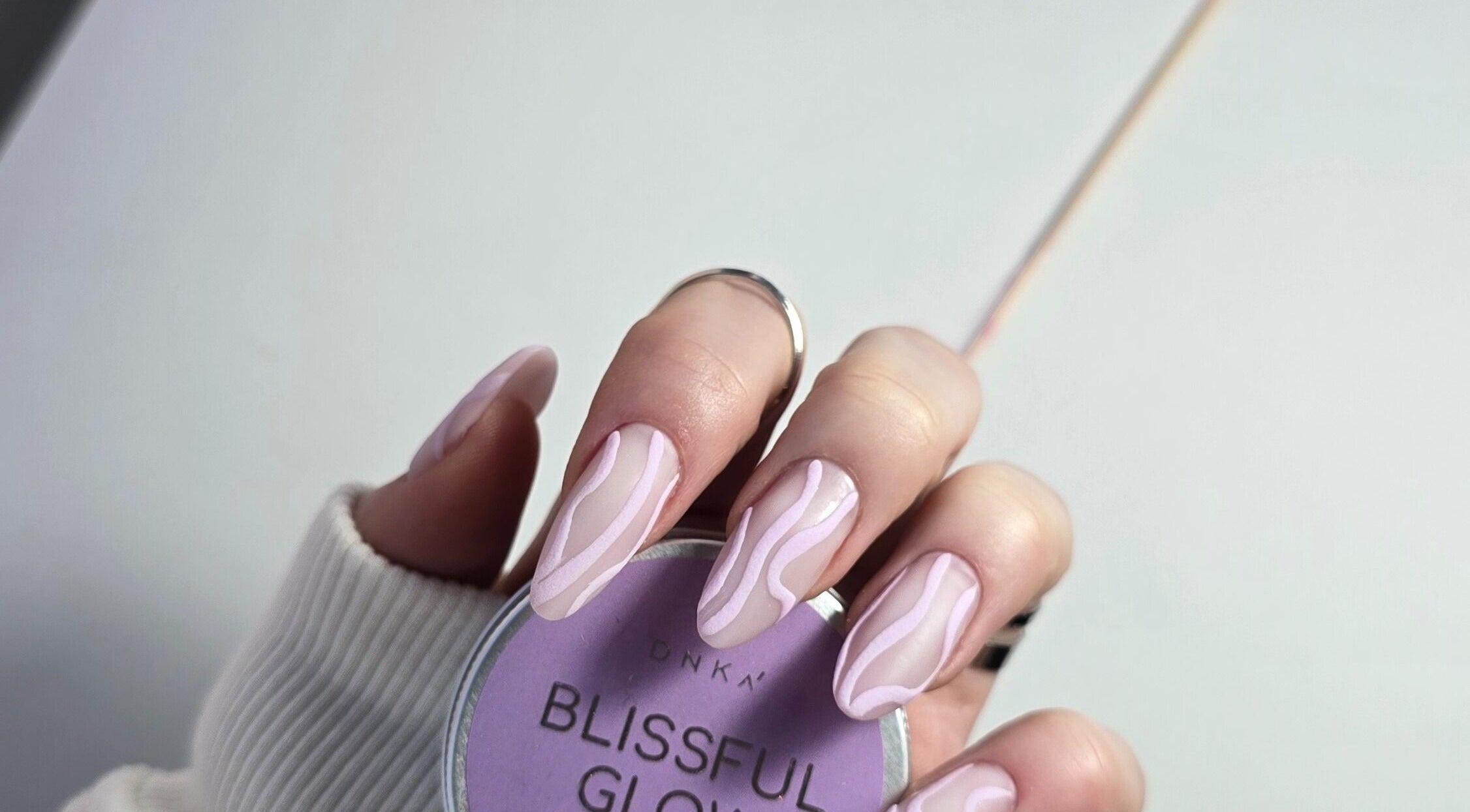 Elegante Nageldesign bei Mammamia Nails in Gera, Thüringen, DE, zeigt rosa Wellen auf langen Nägeln.