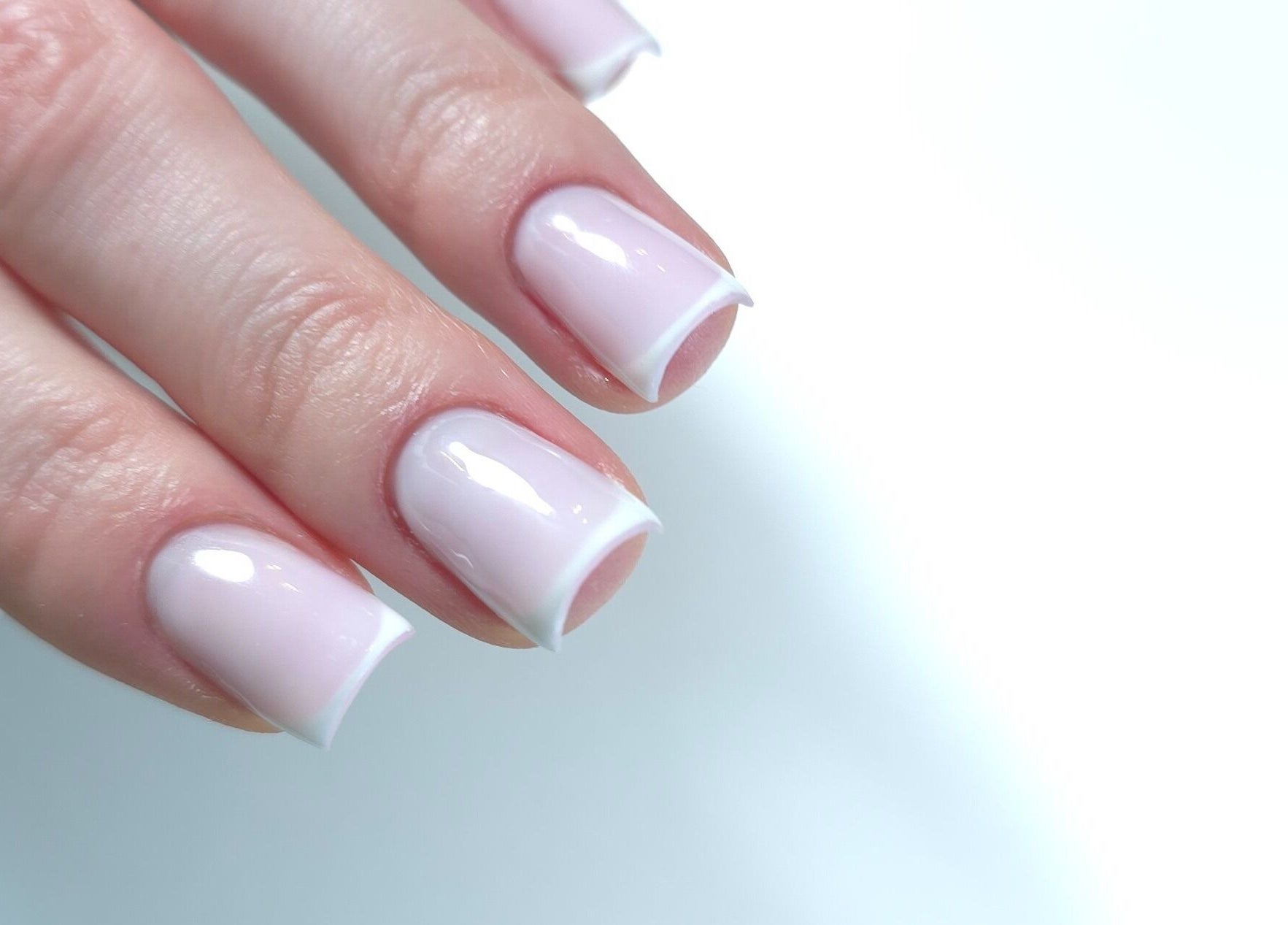 Perfekte French Nails bei Mammamia Nails, Gera, Thüringen, DE. Glänzende Maniküre.