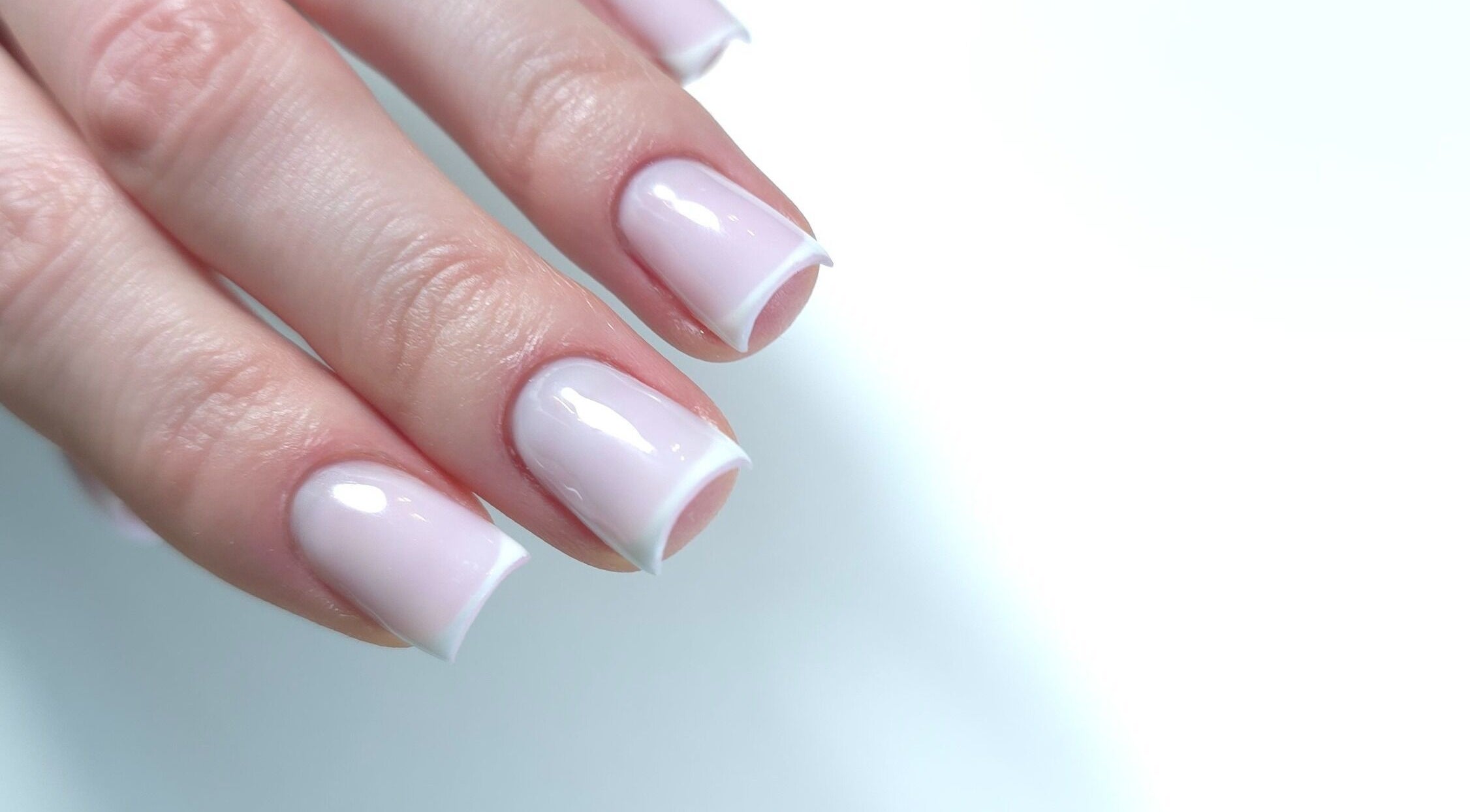 Perfekte French Nails bei Mammamia Nails, Gera, Thüringen, DE. Glänzende Maniküre.