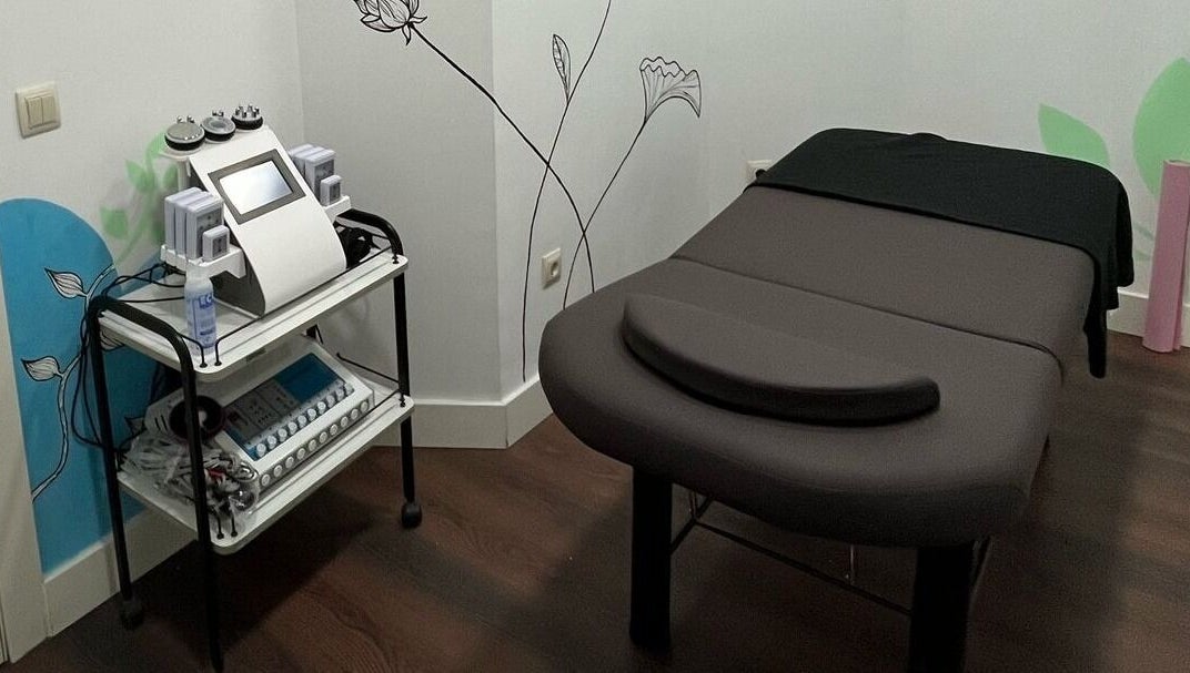 Sala de tratamiento en COCONAT, Guadalajara, Castilla-la Mancha, ES. Mesa de masaje y equipo especializado.