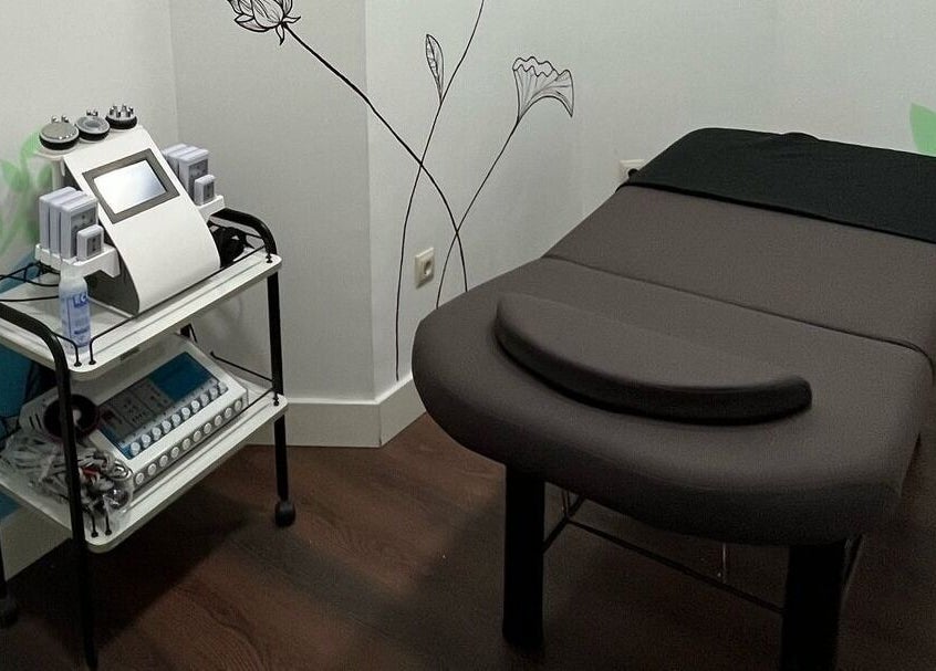 Sala de tratamiento en COCONAT, Guadalajara, Castilla-la Mancha, ES. Mesa de masaje y equipo especializado.