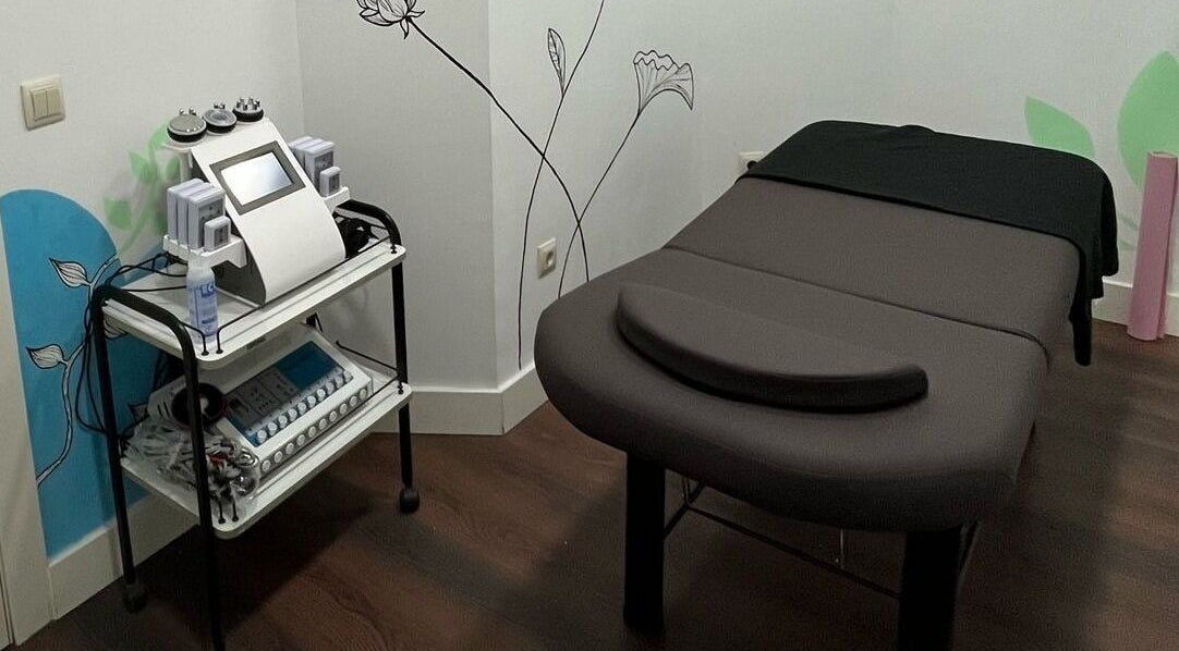 Sala de tratamiento en COCONAT, Guadalajara, Castilla-la Mancha, ES. Mesa de masaje y equipo especializado.
