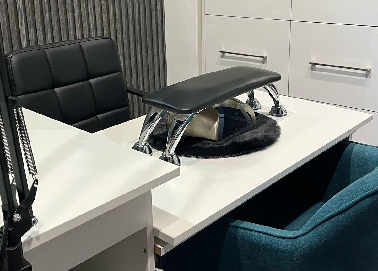 Mesa de manicuría en COCONAT, Guadalajara, Castilla-la Mancha, ES, con silla negra y lujo moderno.