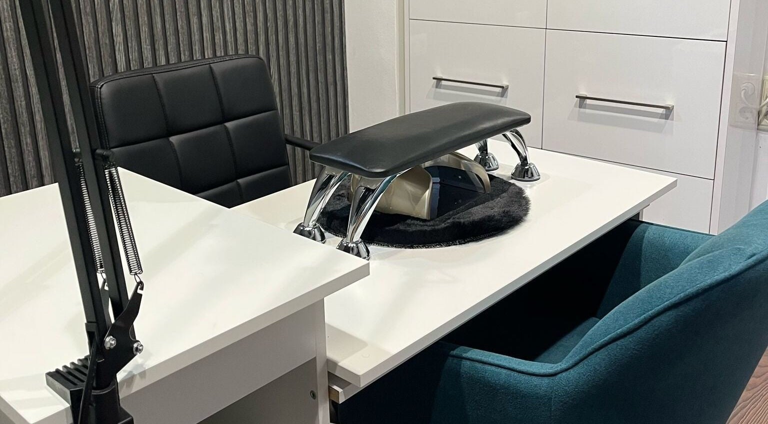 Mesa de manicuría en COCONAT, Guadalajara, Castilla-la Mancha, ES, con silla negra y lujo moderno.