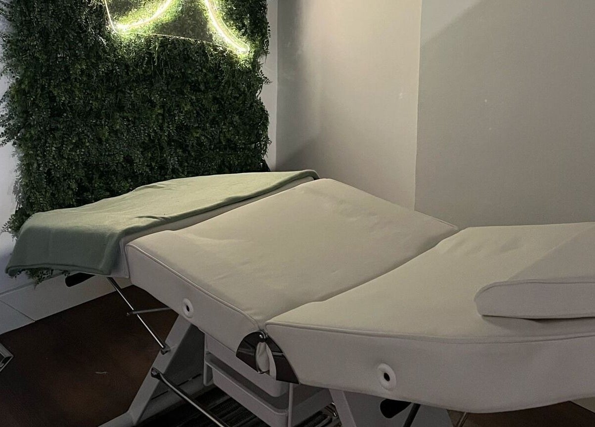 Camilla de spa en COCONAT, Guadalajara, Castilla-la Mancha, ES, rodeada de vegetación para relajación total.