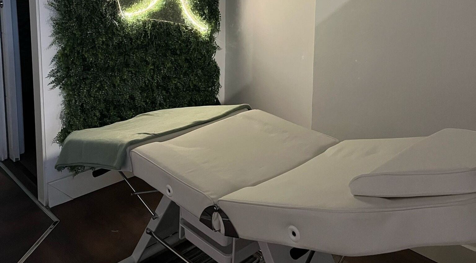 Camilla de spa en COCONAT, Guadalajara, Castilla-la Mancha, ES, rodeada de vegetación para relajación total.