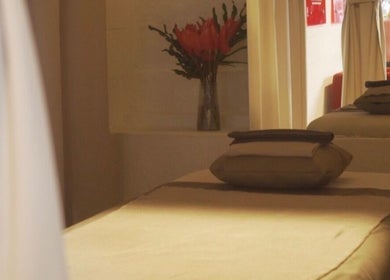 Relaxing treatment room at Sculptura: Anti-Cellulite & Body Sculpting, Bali, Bali, ID, with ambient lighting.