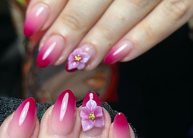 Stylish ombre nails with floral design at Nailsby.Jona in Coventry, England, GB.