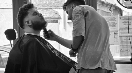 BUZY BARBER STUDIO
