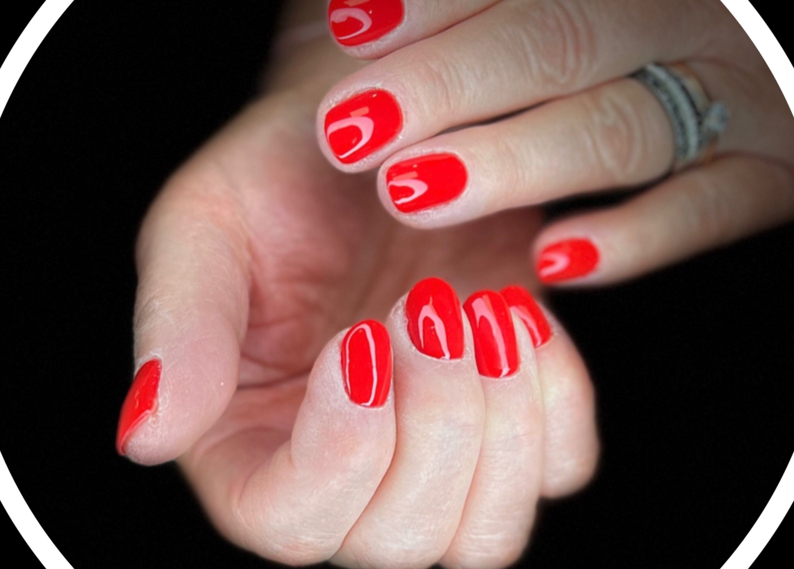 Manucure rouge éclatante à Clin d’œil 66, Rivesaltes, Occitanie, FR. Des ongles parfaitement vernis.