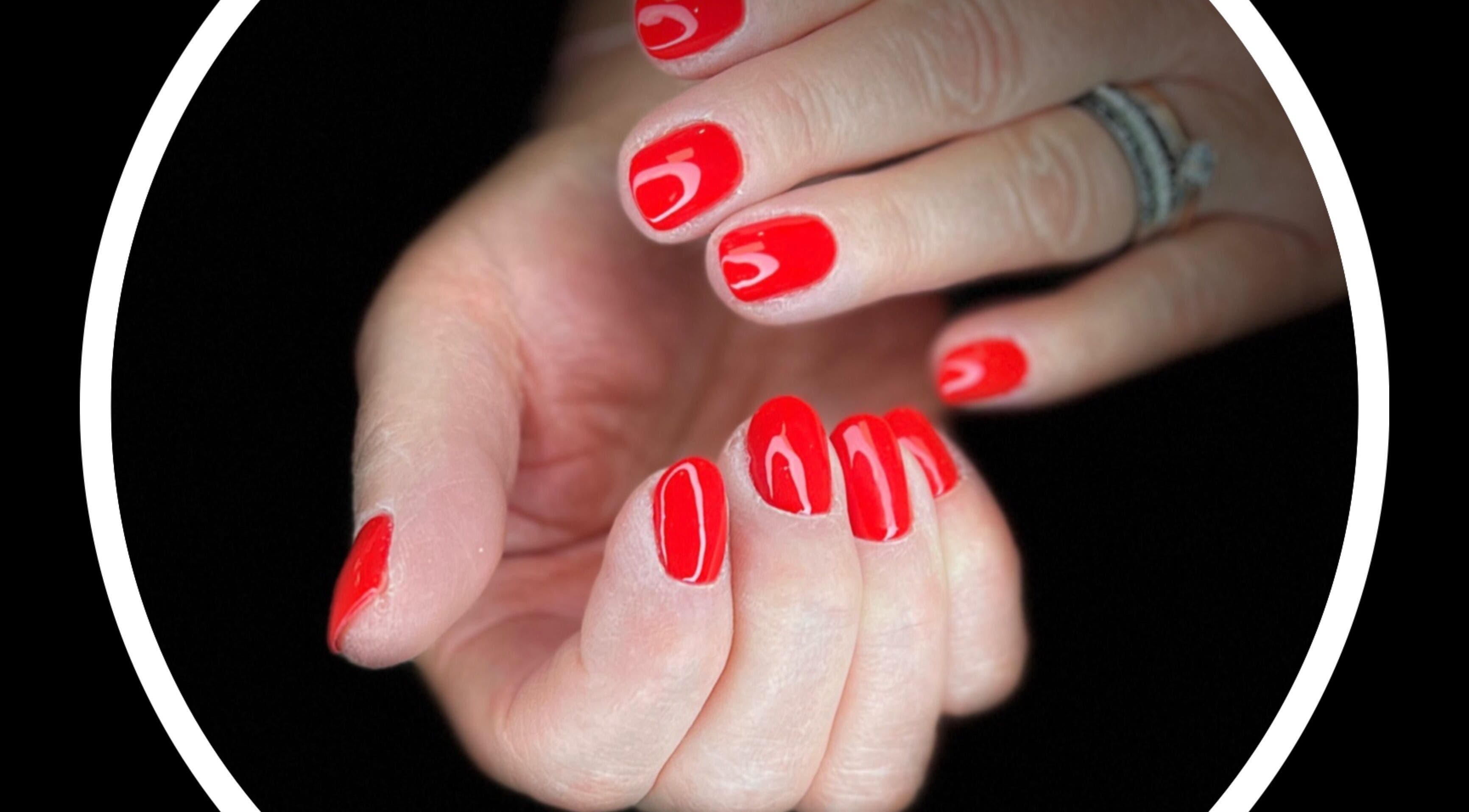 Manucure rouge éclatante à Clin d’œil 66, Rivesaltes, Occitanie, FR. Des ongles parfaitement vernis.