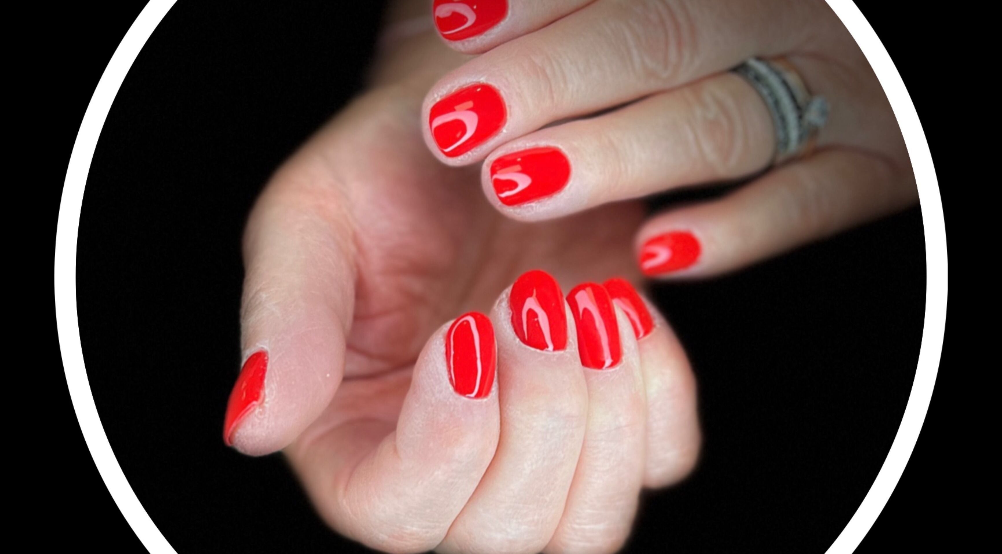 Manucure rouge éclatante à Clin d’œil 66, Rivesaltes, Occitanie, FR. Des ongles parfaitement vernis.