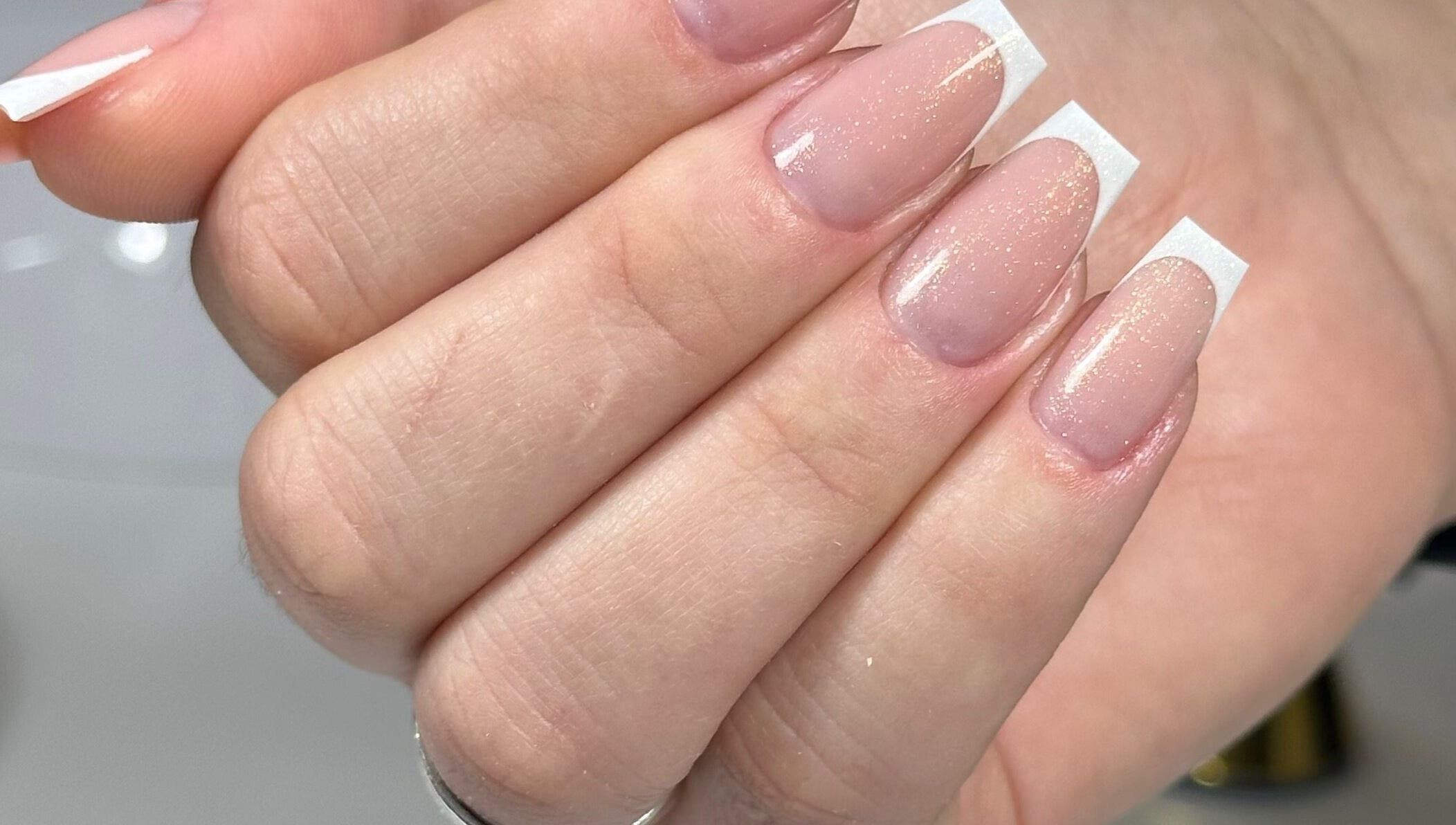 Unhas francesas com brilho no Studio Michely Araujo, Braga, Braga, PT.