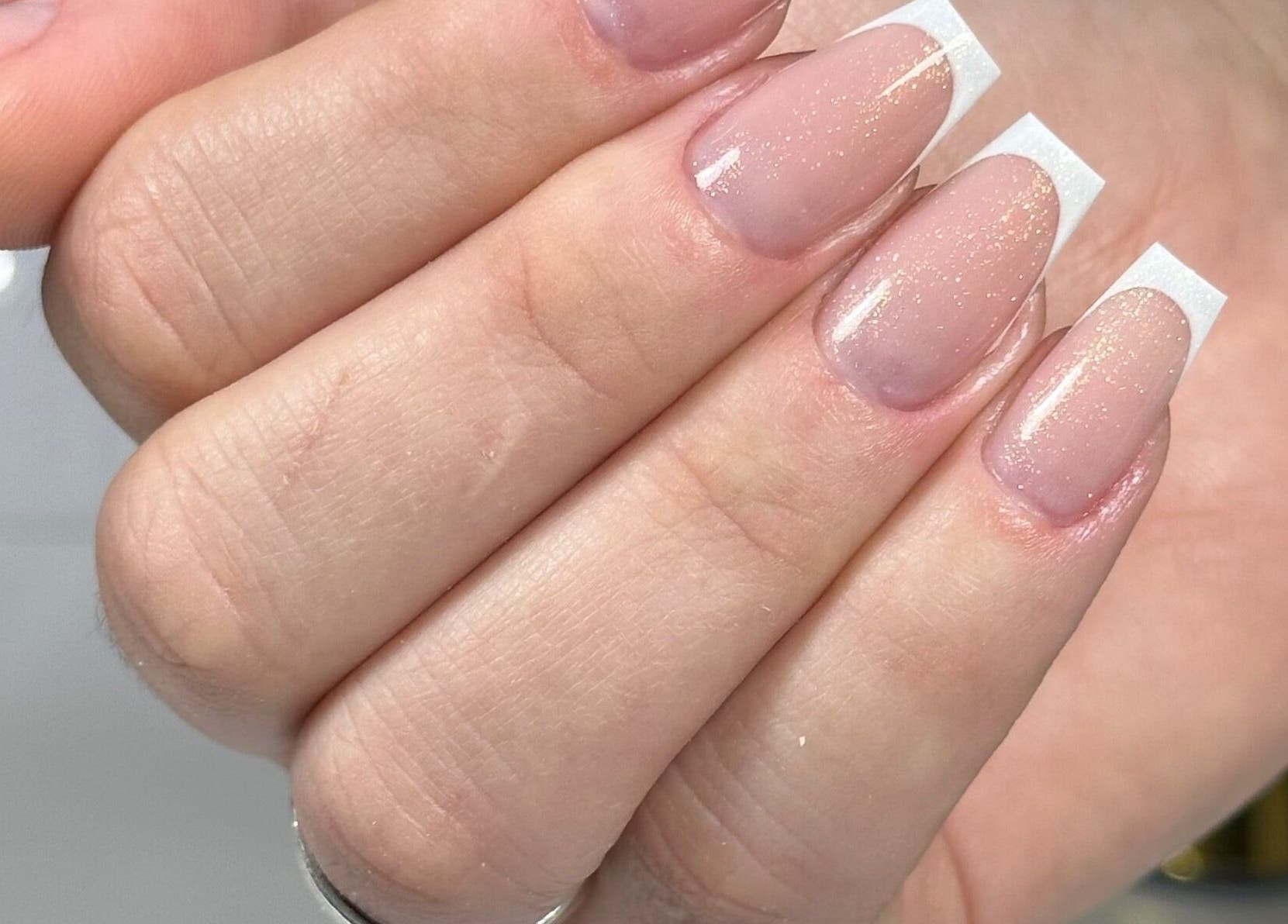 Unhas francesas com brilho no Studio Michely Araujo, Braga, Braga, PT.