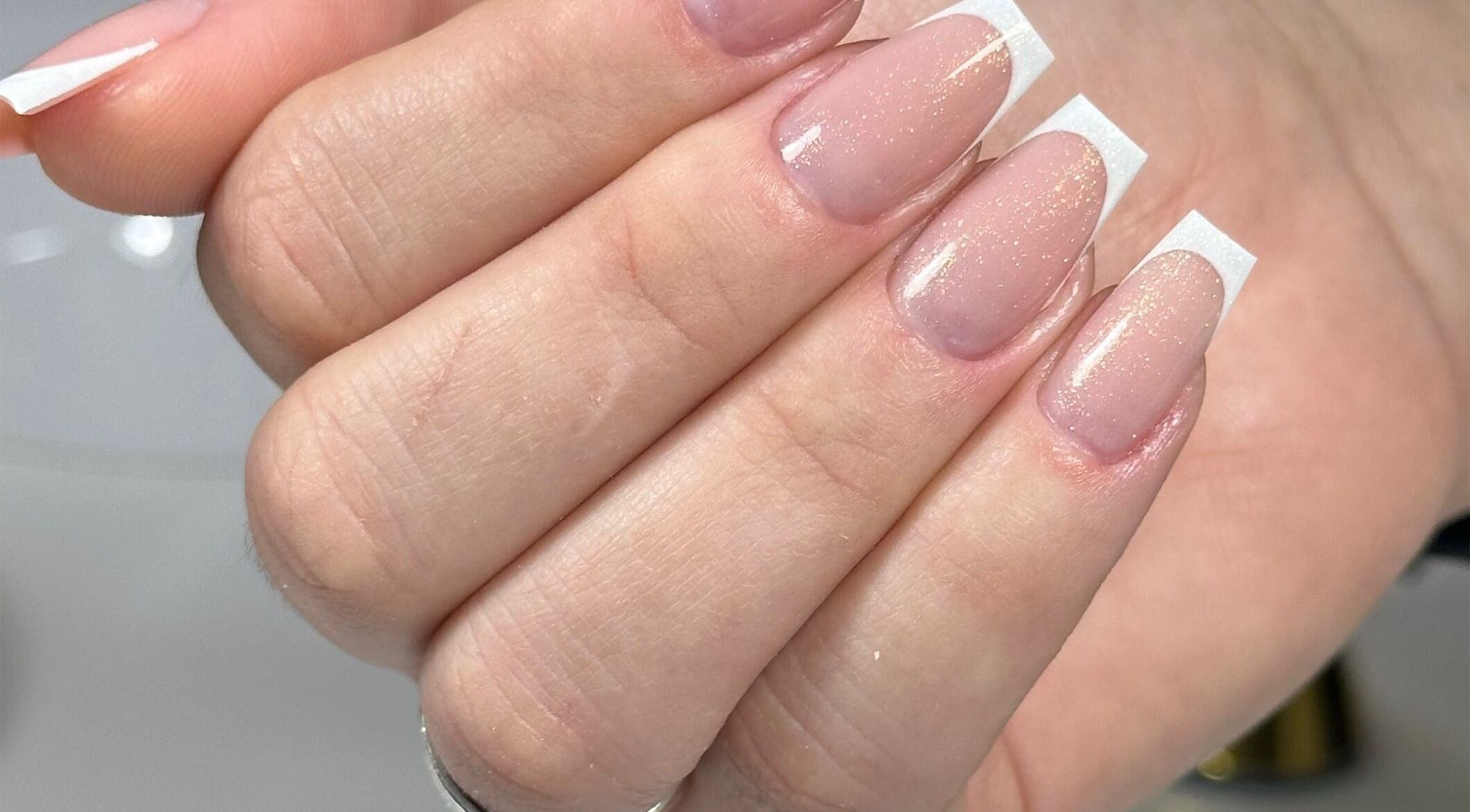 Unhas francesas com brilho no Studio Michely Araujo, Braga, Braga, PT.