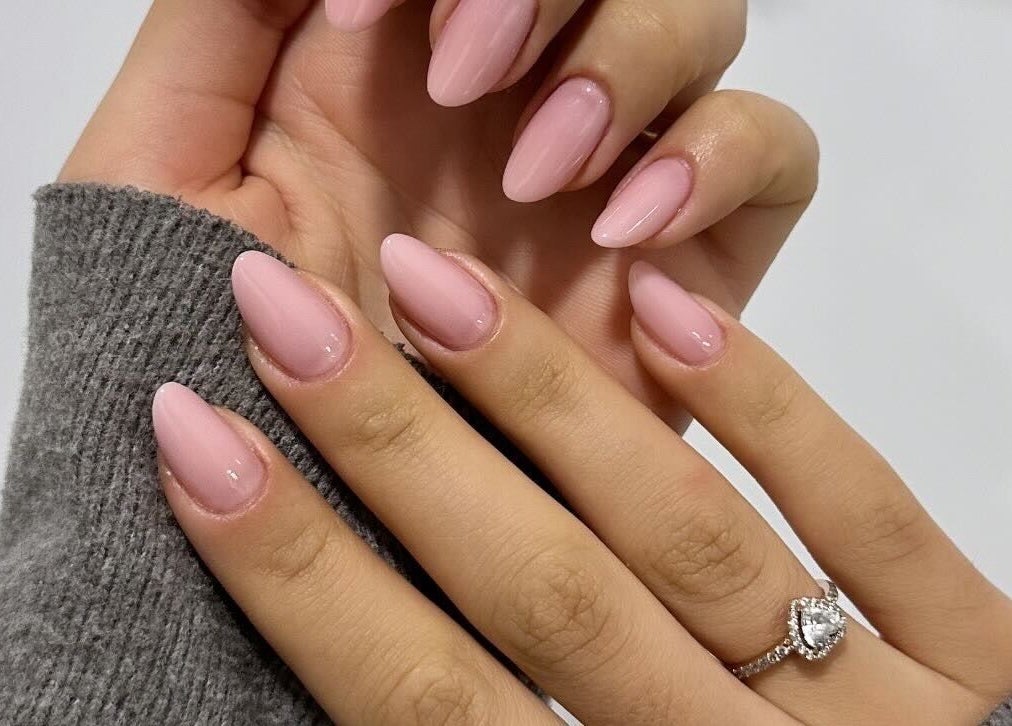 Unhas com esmalte rosa em Studio Michely Araujo, Braga, Braga, PT, destacando um anel elegante.