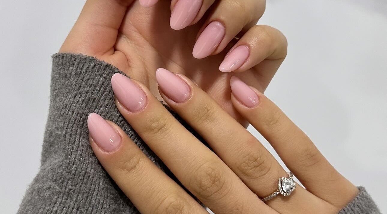 Unhas com esmalte rosa em Studio Michely Araujo, Braga, Braga, PT, destacando um anel elegante.