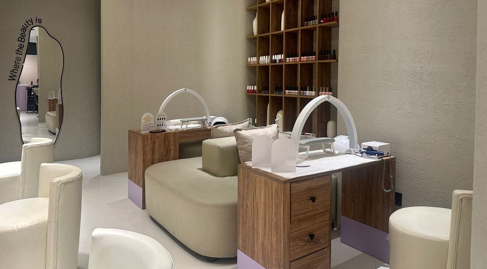 تجهيزات عصرية في صالون آرين للتجميل، الرياض، محافظة الرياض، السعودية.