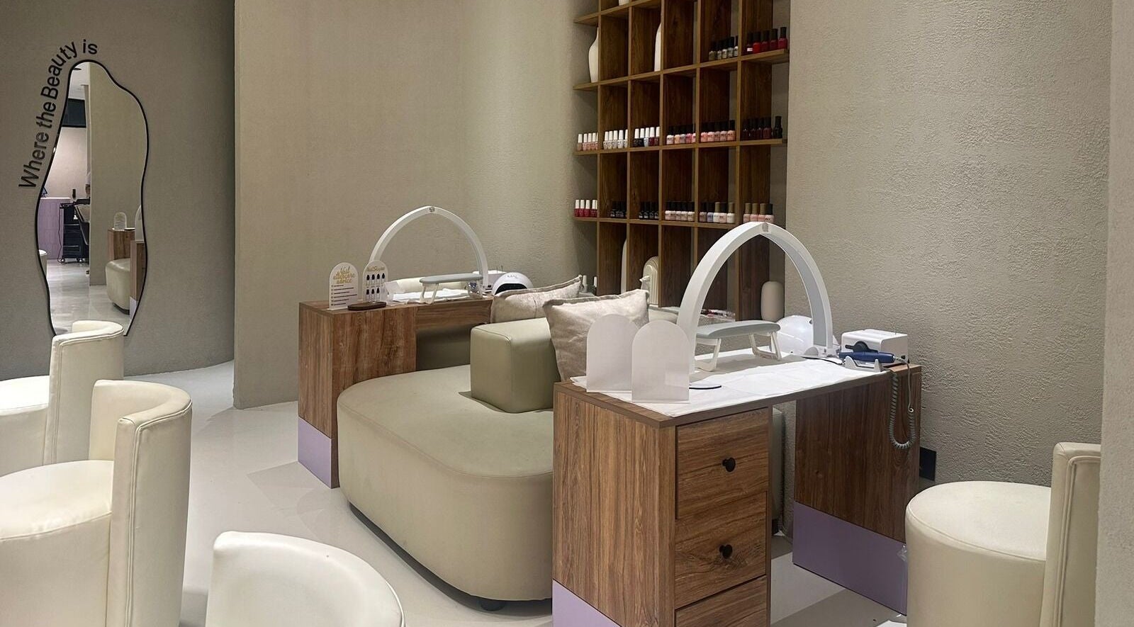 تجهيزات عصرية في صالون آرين للتجميل، الرياض، محافظة الرياض، السعودية.