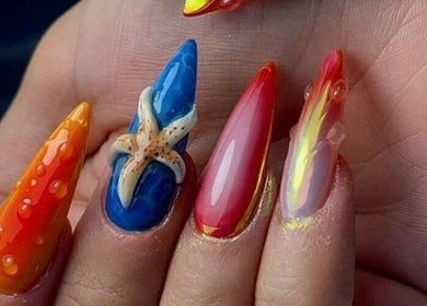 Design d'ongles colorés avec étoile de mer à Mathilde Institut, Le Mans, Pays De La Loire, FR.