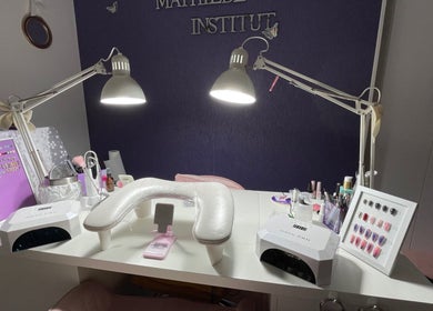 Station de manucure élégante à Mathilde Institut, Le Mans, Pays De La Loire, FR, avec outils professionnels.