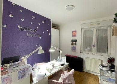 Salle de soins élégante chez Mathilde Institut, Le Mans, Pays De La Loire, FR, avec décor papillon.