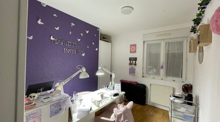 Salle de soins élégante chez Mathilde Institut, Le Mans, Pays De La Loire, FR, avec décor papillon.